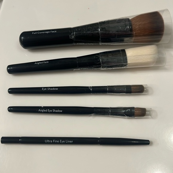 Bobbi Brown Travel Size 5 Essential Make-Up Brushes - Picture 2 of 4